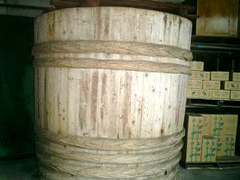 束ねた桜葉は弊社工場でその日の内に大樽と呼ばれる木の樽へ並べます。
